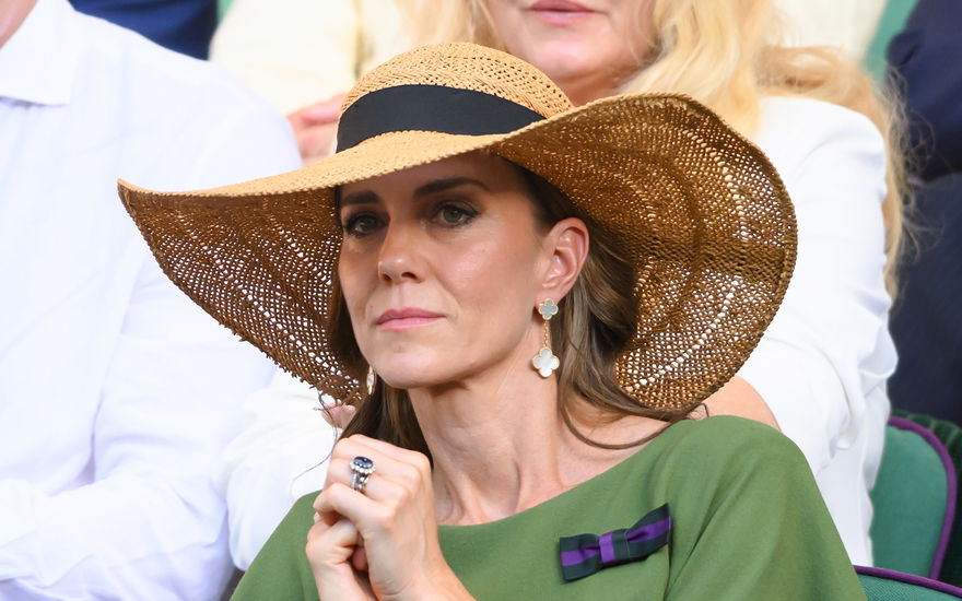 Kate mit Strohhut