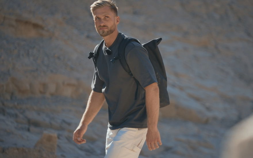 Sebastian Paul mit Rucksack
