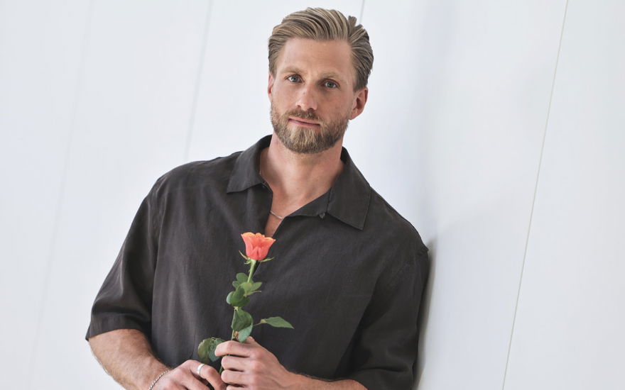 Sebastian Paul mit Rose