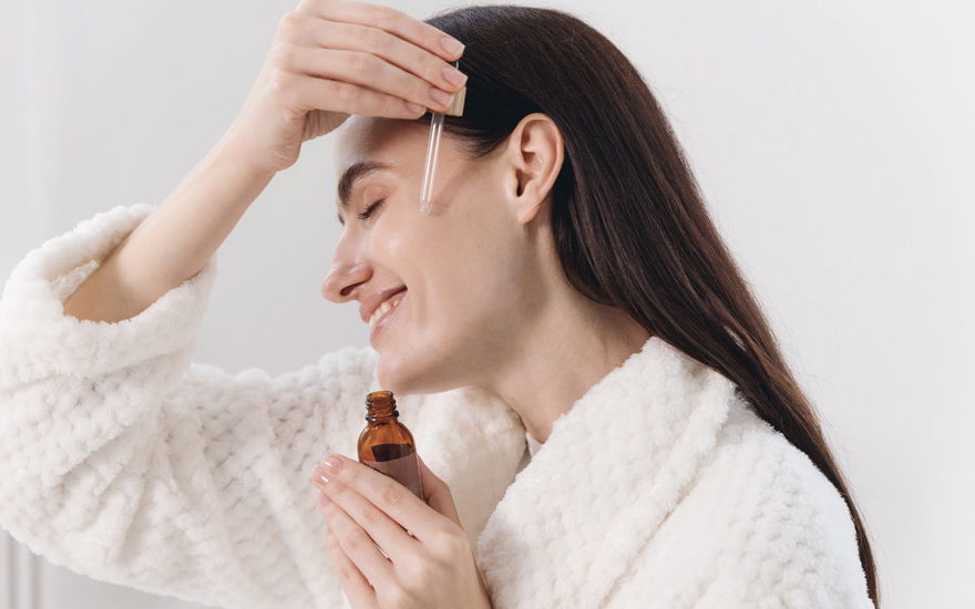 Frau trägt Anti-Aging-Serum