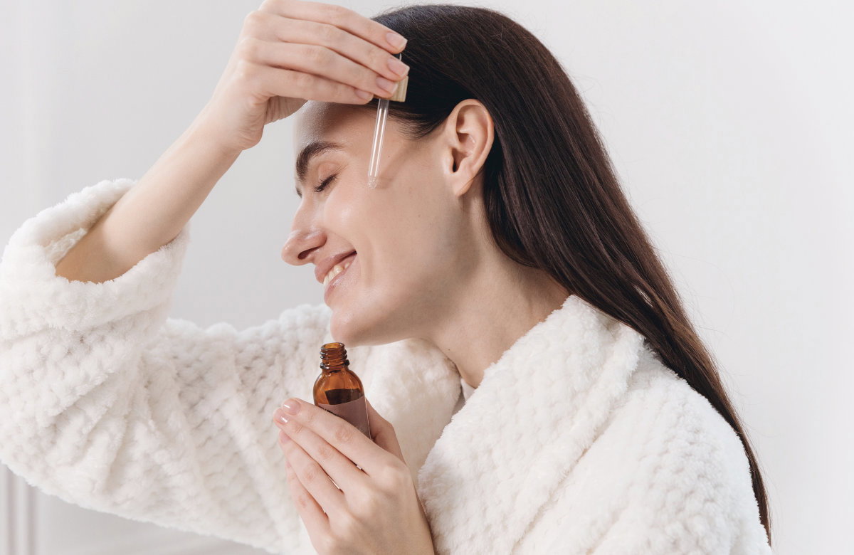 Frau trägt Anti-Aging-Serum