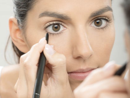 "Tightlining"-Effekt: Dieser Beauty-Hack verjüngt deinen Blick um Jahre