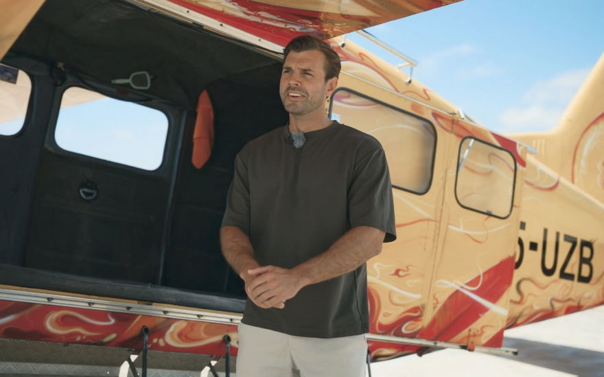 Tim Reitz vor Flugzeug