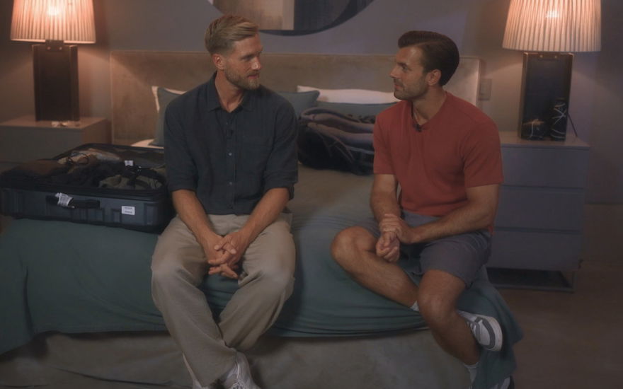 Tim Reitz sitzt mit Sebastian Paul auf Bett