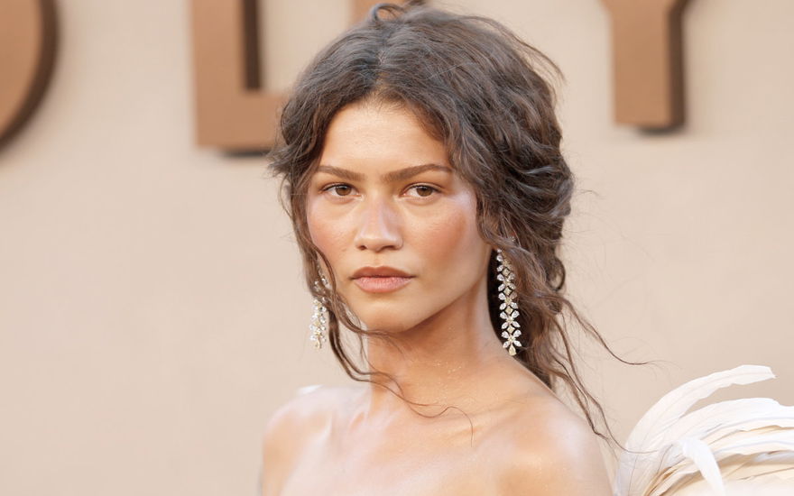 Zendaya guckt ernst
