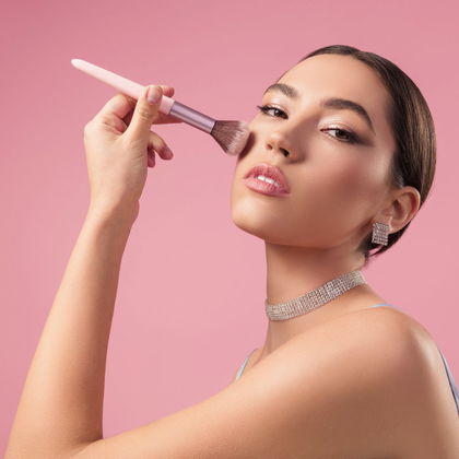 Wie ein Weichzeichner! Dieses Drogerie-Blush-Mousse glättet das Hautbild sofort