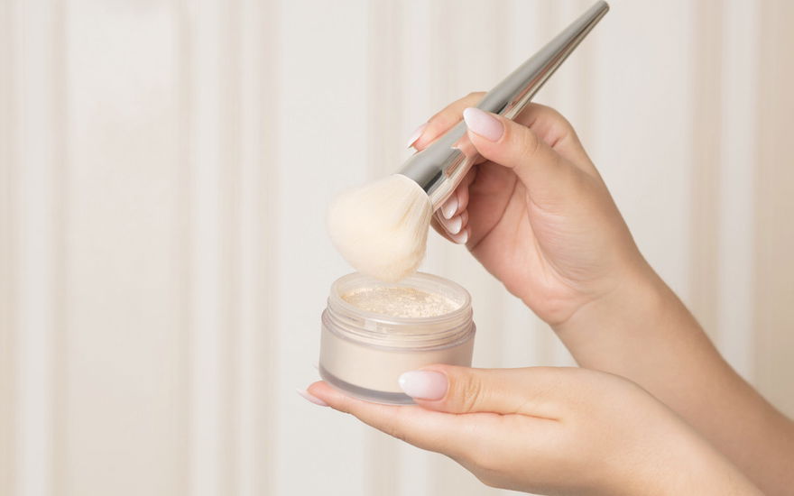 Frau mit Puder Dose und Pinsel