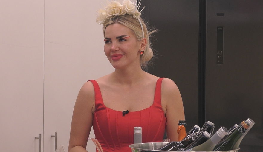Kim Virginia im Hochzeitsoutfit bei Promi BB
