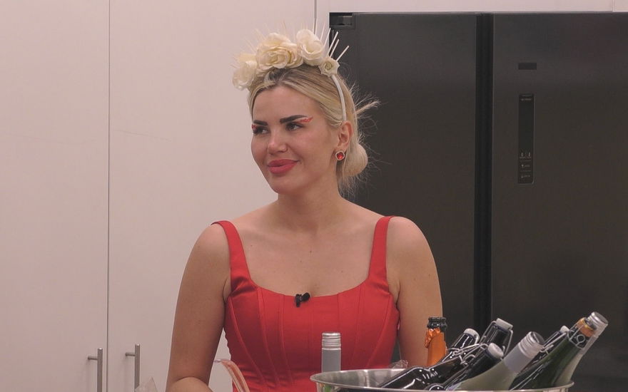Kim Virginia im Hochzeitsoutfit bei Promi BB