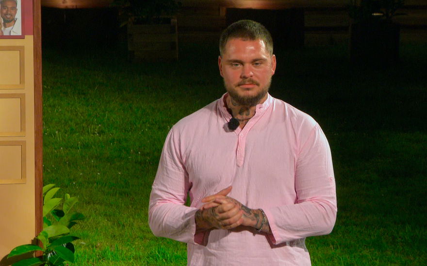 Nico Legat im rosa Hemd