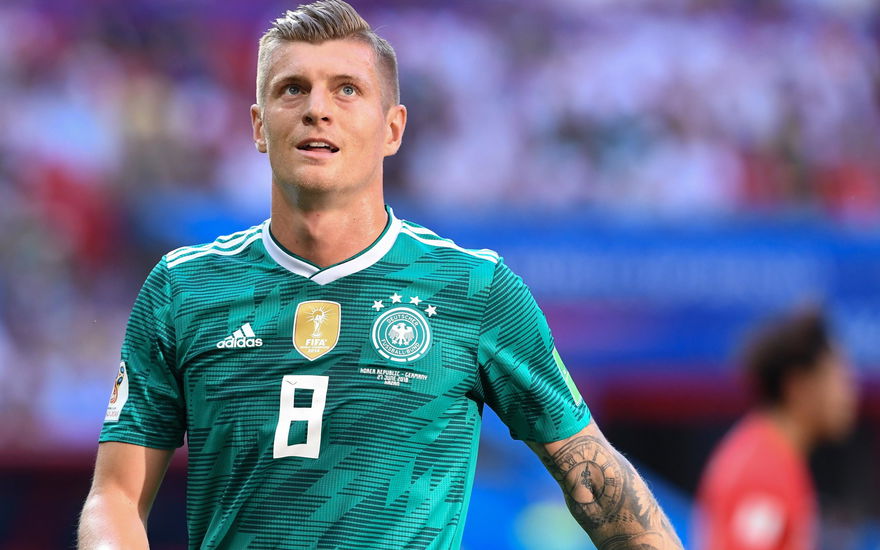 Toni Kroos guckt nach oben