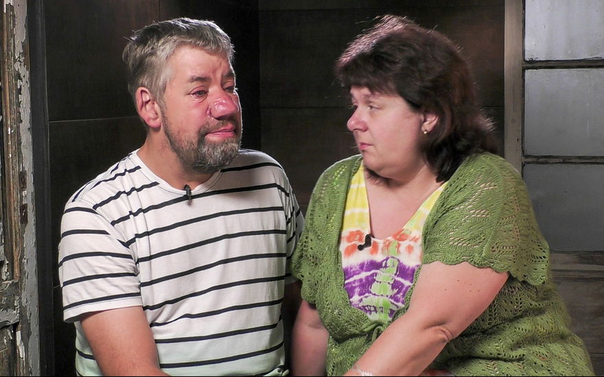 Uwe und Iris Abel schauen sich traurig an