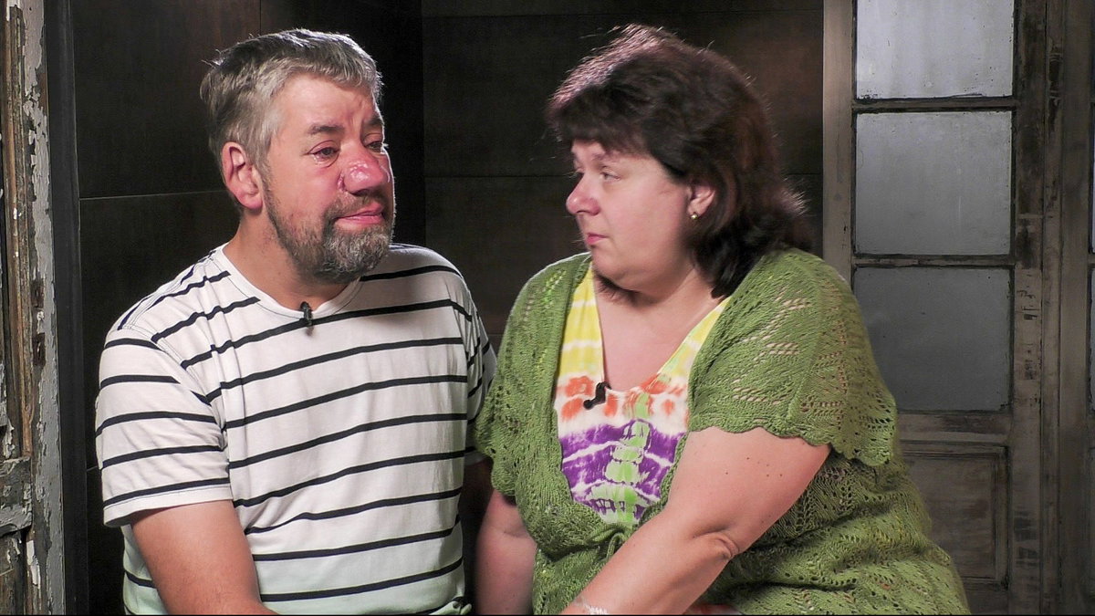 Uwe und Iris Abel schauen sich traurig an
