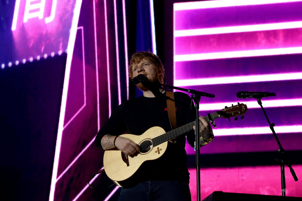 Ed Sheeran singt mit Gitarre in der Hand