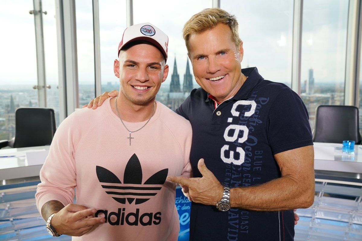 Pietro Lombardi und Dieter Bohlen stehen fröhlich schauend nebeneinander.
