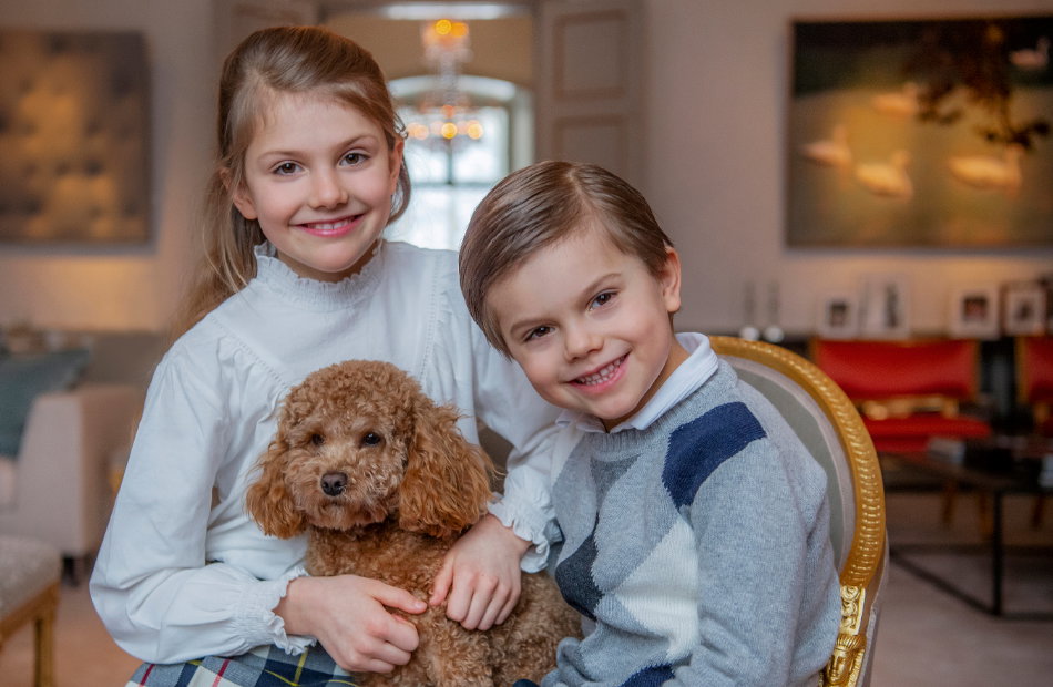 Bildrechte Kate Gabor, The Royal Court of Sweden Prinzessin Estelle von Schweden und Prinz Oscar posieren mit dem Familienhund