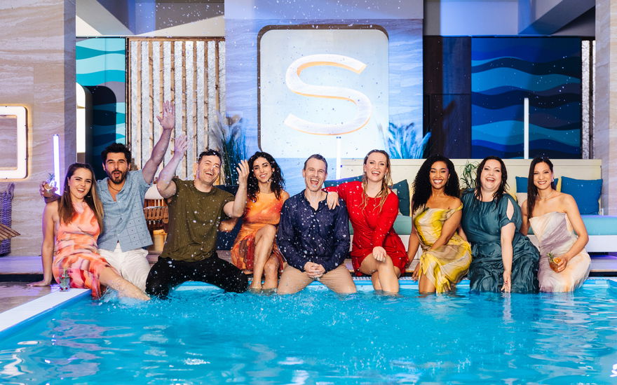 Ein Teil des "Alles was zählt"-Casts im Pool