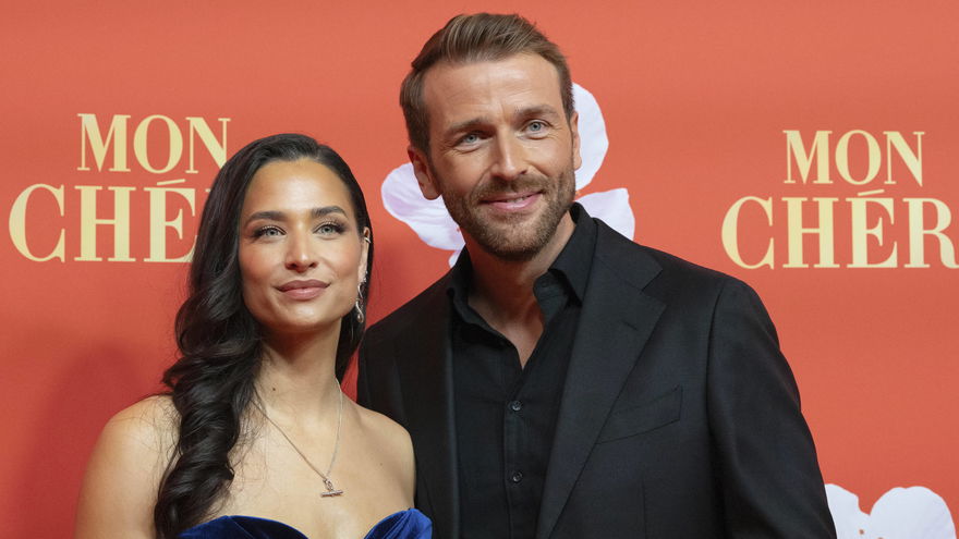 Amira Aly und Christian Düren lächeln bei einem Event