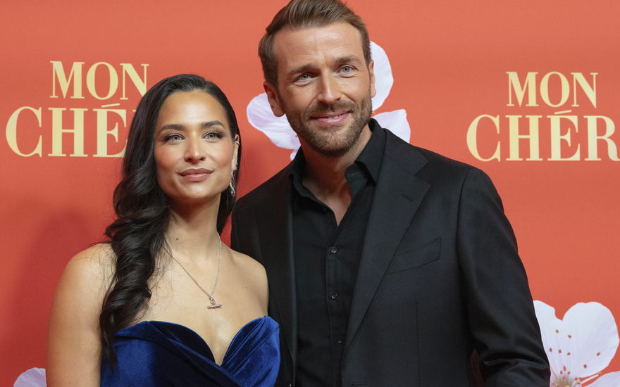 Amira Aly und Christian Düren lächeln bei einem Event