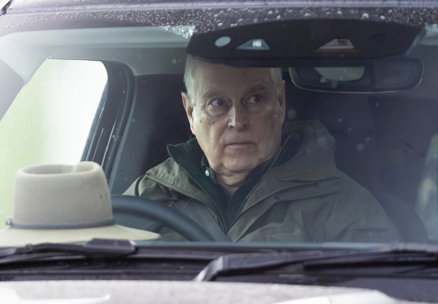 Andrew Mountbatten-Windsor sitzt im Auto und schaut dabei ernst