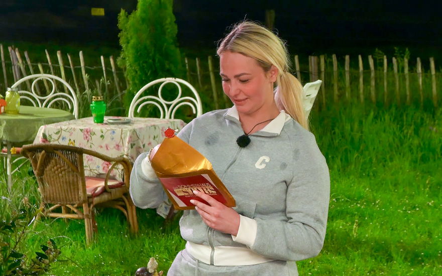Anita Latifi mit Brief im Sommerhaus
