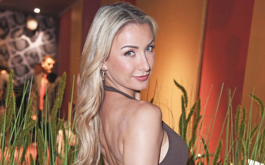 Anna-Carina Woitschack schaut über Schulter