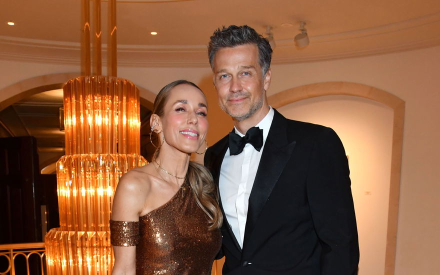 Annemarie Carpendale und Wayne vor Treppe