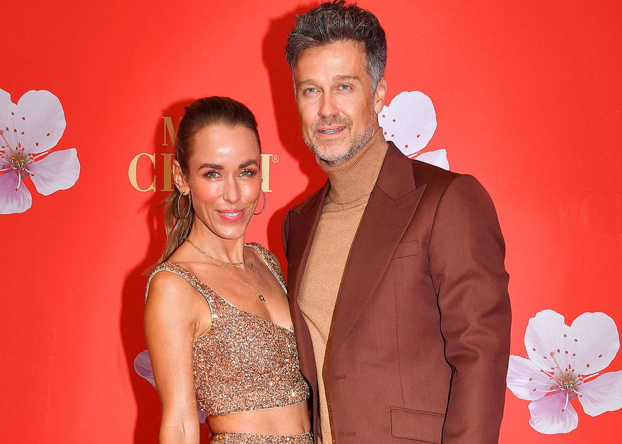 Annemarie und Wayne Carpendale Arm in Arm auf einem Event