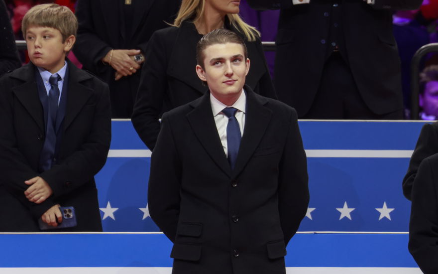 Barron Trump lächelt