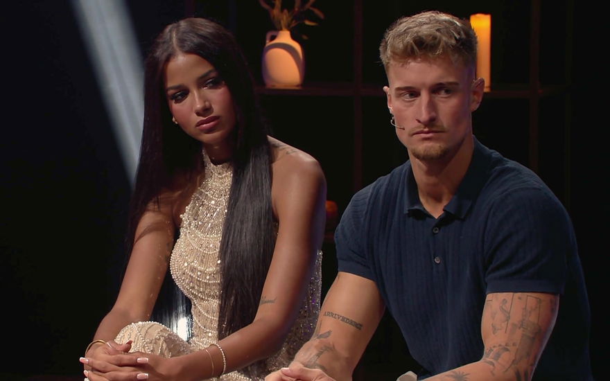 Brenda Brinkmann und Laurenz Pesch schauen ernst