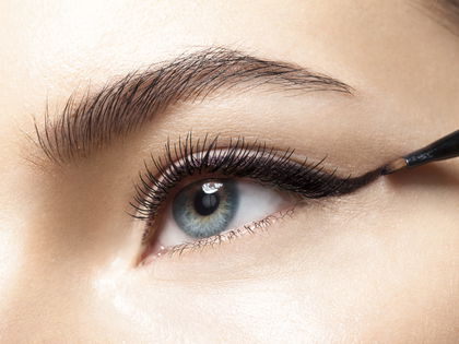 Bis zu 24 Stunden wischfest: Mit diesem 2-in-1-Augen-Stift werden Cat Eyes zum Kinderspiel