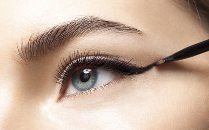 Bis zu 24 Stunden wischfest: Mit diesem 2-in-1-Augen-Stift werden Cat Eyes zum Kinderspiel