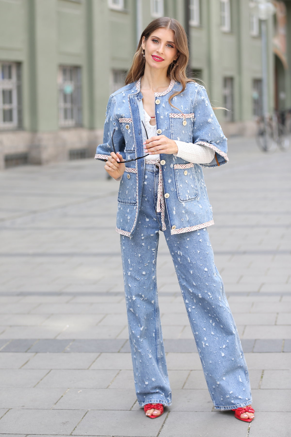 Cathy Hummels im Jeans-Outfit im Jahr 2022