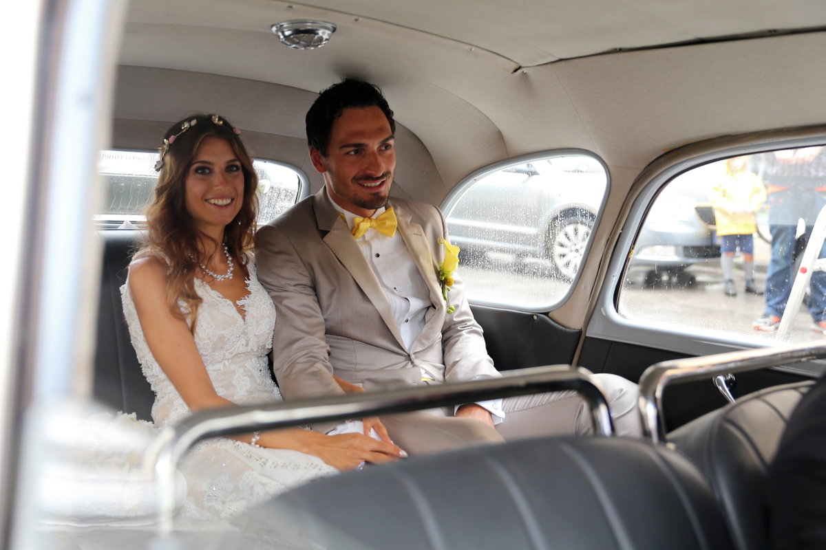 Cathy Hummels und Mats Hummels während ihrer Hochzeit im Auto im Juni 2015