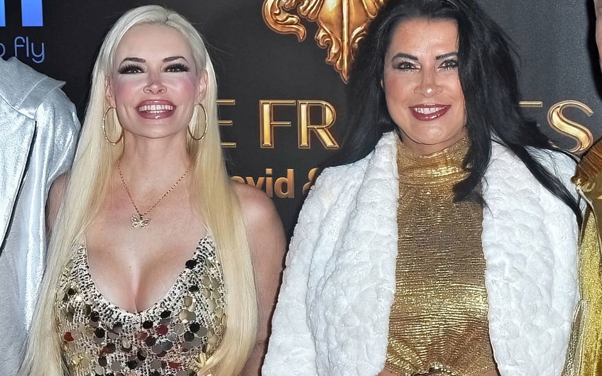 Daniela Katzenberger und Iris Katzenberger lachen