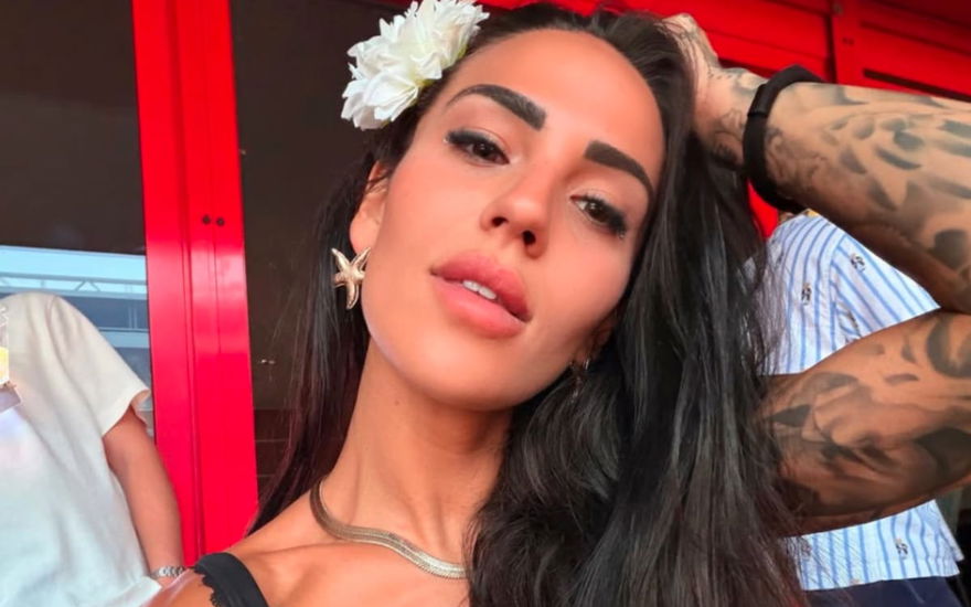 Selfie von Elena Miras mit Blume im Haar
