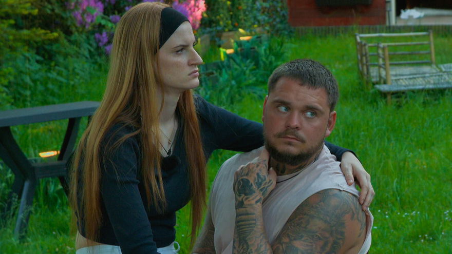 Laura sitzt bei Nico auf dem Schoß