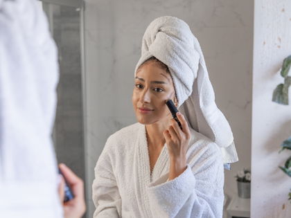 Make-up-Trend 2026: Mit diesem 2-in-1-Stick aus der Drogerie kannst du in Sekundenschnelle konturieren