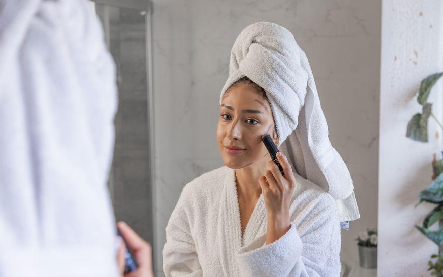 Frau trägt Contouring-Stick auf