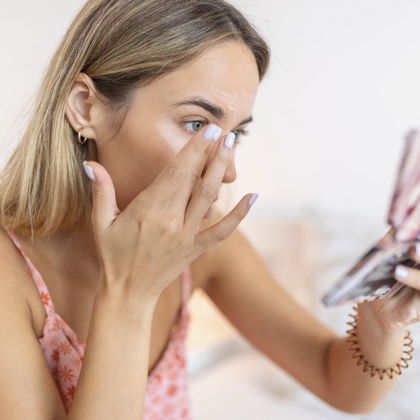 Schluss mit Fältchen: Dieser 5-Euro-Stift aus der Drogerie glättet die Augenpartie