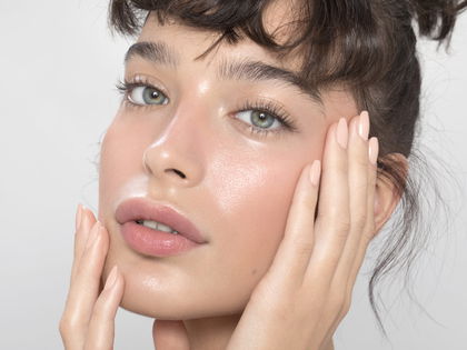 Glass-Skin-Effekt im Stiftformat: Dieser Peptid-Serum-Stick polstert die Haut auf