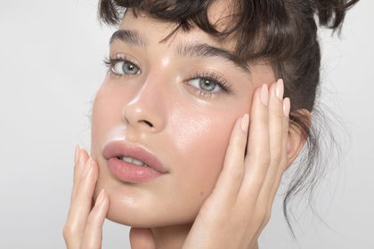 Glass-Skin-Effekt im Stiftformat: Dieser Peptid-Serum-Stick polstert die Haut auf