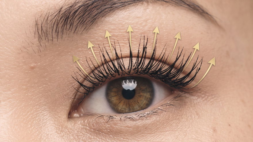 Frau mit langen Wimpern, an denen Pfeile sind