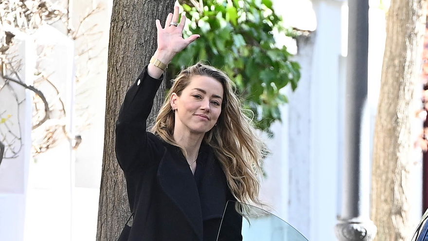 Amber Heard winkt