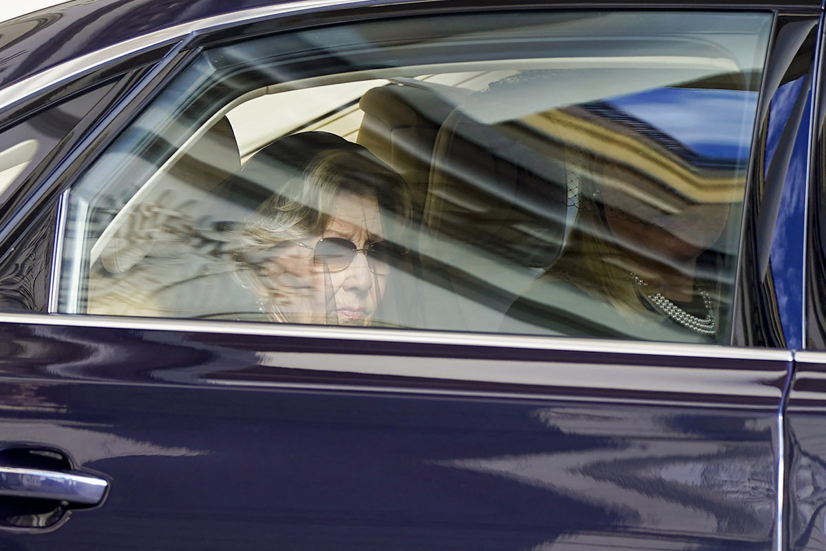 Königin Sonja von Norwegen fährt im Auto zur Beisetzung von König Harald