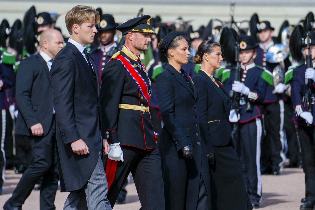König Haakon, Märtha Louise, Ingrid Alexandra und Sverre Magnus beim Trauerzug von König Harald