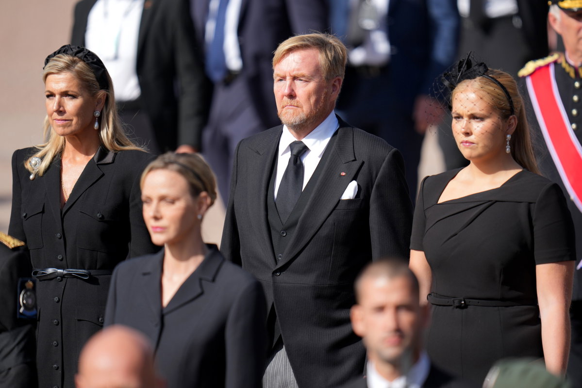 Königin Máxima, König Willem-Alexander und Prinzessin Amalia der Niederlande beim Trauerzug von König Harald