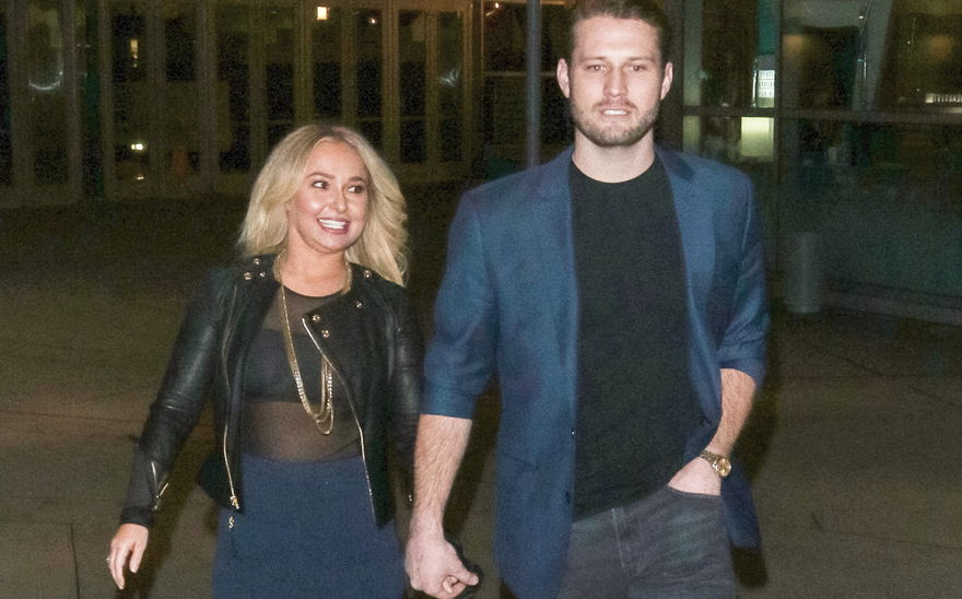 Hayden Panettiere lächelt an der Seite von Brian Hickerson