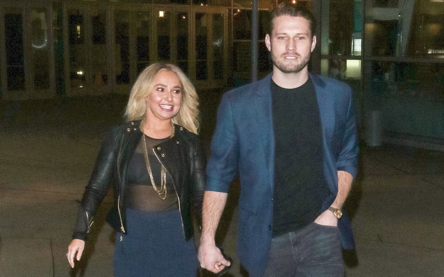 Hayden Panettiere lächelt an der Seite von Brian Hickerson