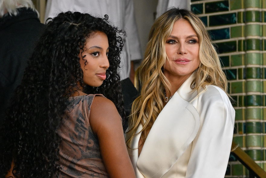 Heidi Klum und Tochter Lou schauen in Paris nebeneinander über die Schulter und lächeln
